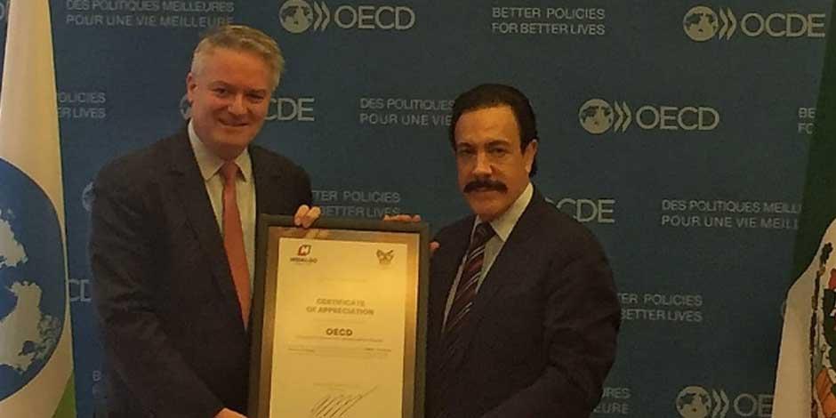 En la imagen, Mathias Cormann, secretario general de la OCDE y el gobernador de Hidalgo, Omar Fayad