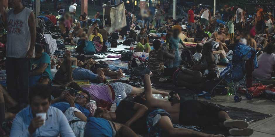 Integrantes de la caravana migrante descansan en Hermenegildo Galeana, antes de continuar su viaje a la Ciudad de México
