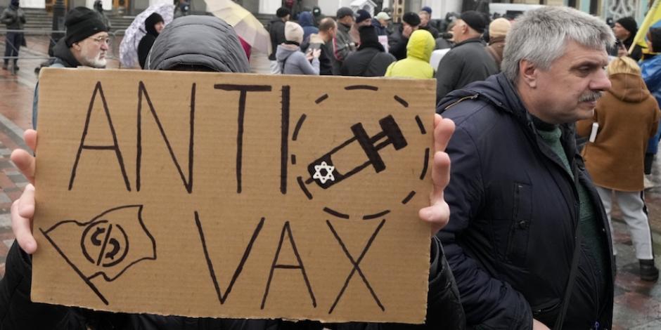Ciudadanos en Europa protestan en rechazo a las vacunas contra el Covid, ayer.