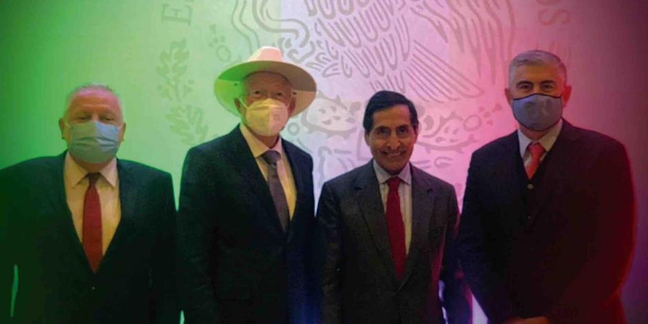 El embajador de EU (de sombrero) con el secretario de Hacienda (a su izq.) y empresarios, ayer.
