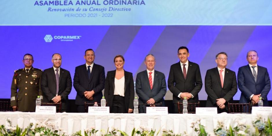 Maru Campos, gobernadora de Chihuahua, junto con el nuevo Consejo Directivo de la Coparmex.