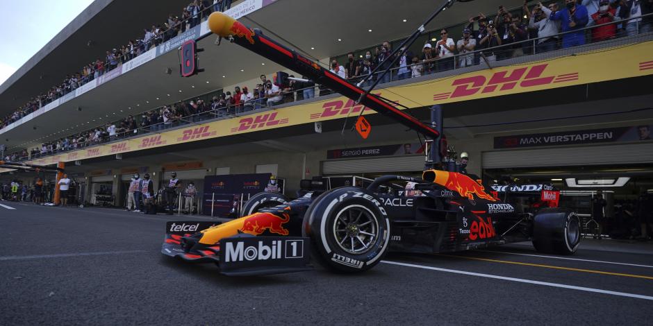 Max Verstappen en los boxes del Gran Premio de México