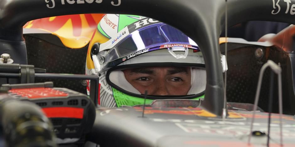Checo Pérez, en su monoplaza de Red Bull, previo a una de las primeras Prácticas del Gran Premio de México de F1.