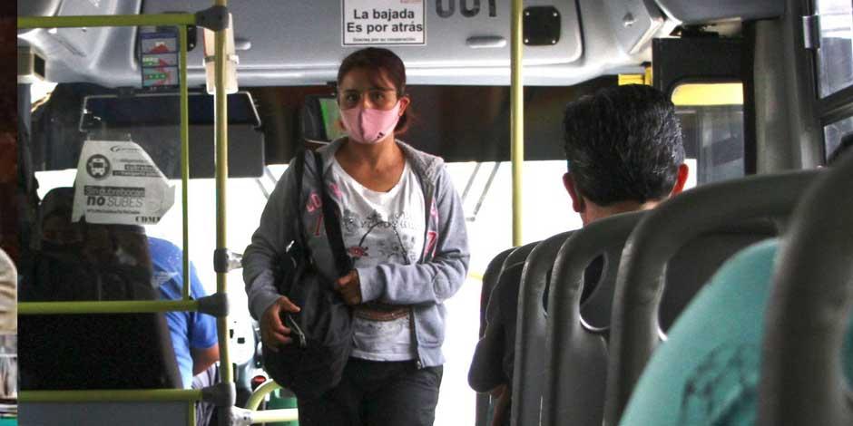 El uso de cubrebocas en el transporte público se ha convertido en un hábito contra los contagios por COVID-19