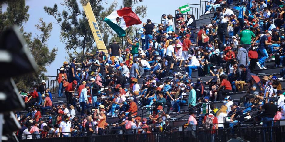 Algunos aficionados observan en el Autódromo Hermanos Rodríguez las primeras prácticas del Gran Premio de México de F1.