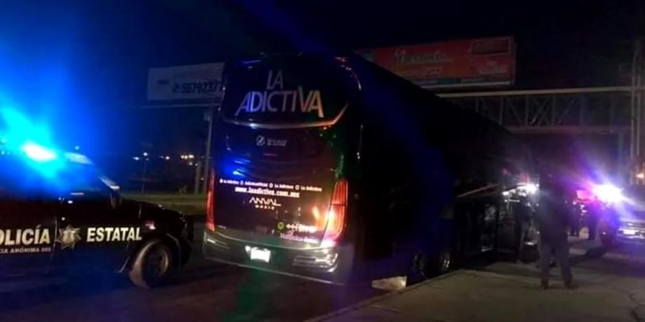Balean camión de la banda La Adictiva, tras narcomantas en feria de Metepec