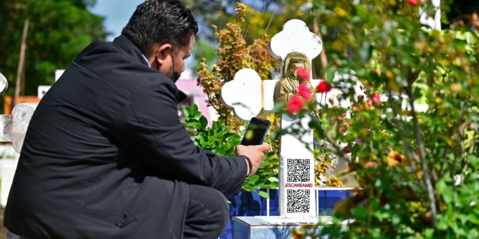 El código QR llegó a los cementerios para ver fotos del recuerdo