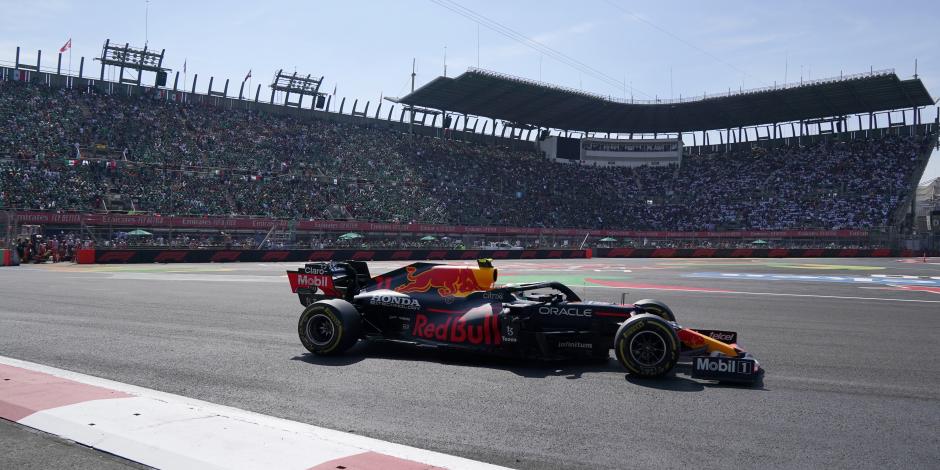 Checo Pérez conduce su Red Bull durante el Gran Premio de México de F1 en el Autódromo Hermanos Rodríguez.