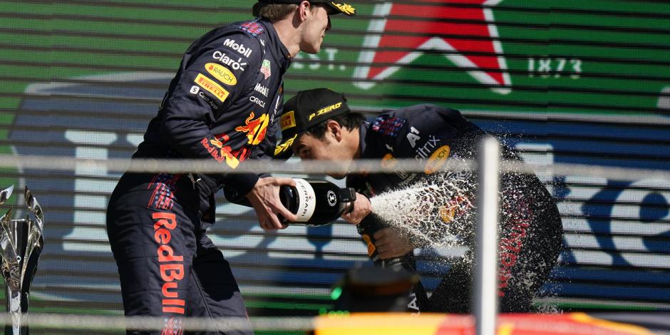 Checo Pérez y Max Verstappen celebran en el podio