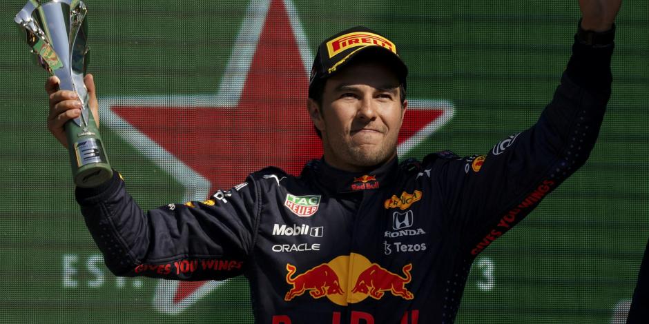 Checo Pérez celebra en el podio después de su tercer lugar obtenido en el Gran Premio de México de F1.