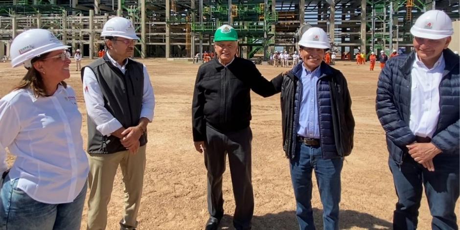 AMLO durante su visita a la coquizadora en la refinería de Tula, Hidalgo, en donde se reinició su construcción después de 5 años.
