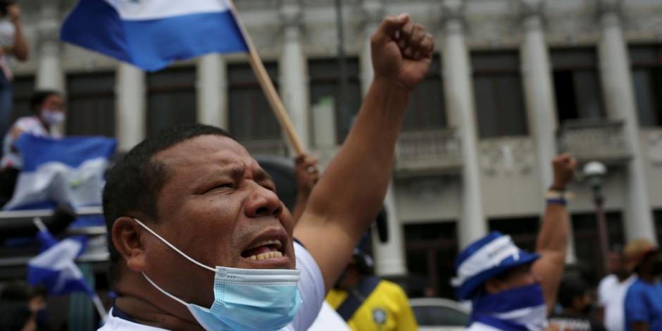 En el marco de las elecciones presidenciales en Nicaragua, un hombre protesta contra el régimen de Daniel Ortega en una marcha de nicaragüenses  exiliados en Costa Rica.