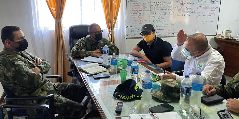 Mandos del Ejército, en reunión tras el ataque en Antioquia, ayer.