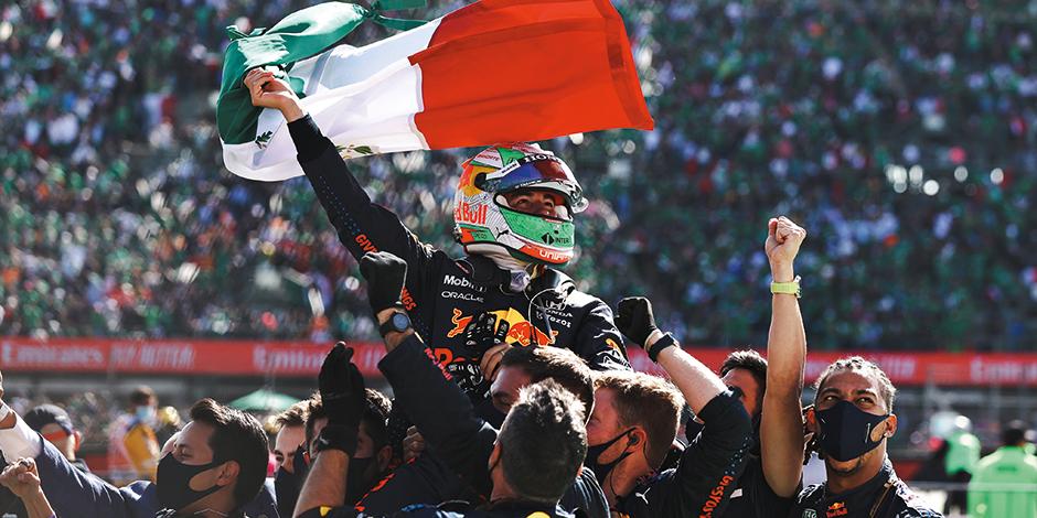 El volante celebra con su equipo el tercer lugar, ayer, en México