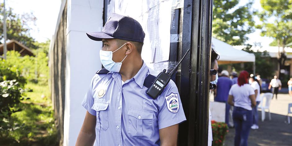Policías sandinistas asedian a ciudadanos afuera de los centros de votación en el país, ayer.