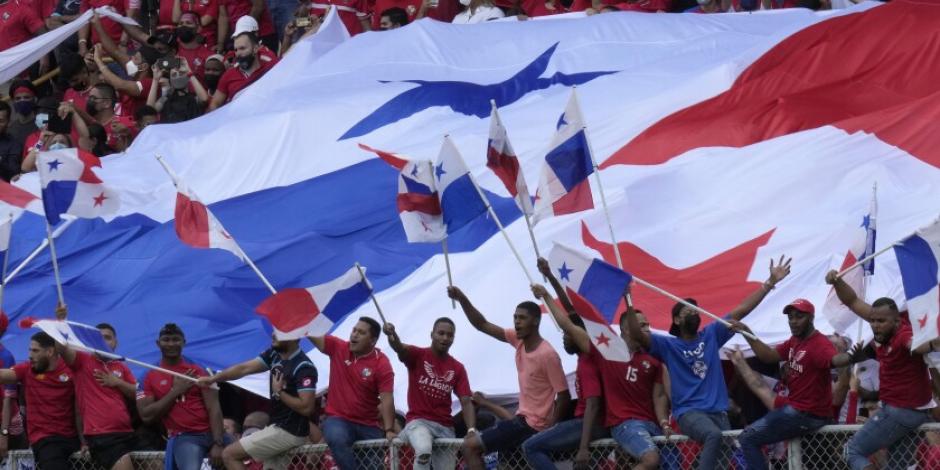Aficionados de Panamá en un partido de las eliminatoria rumbo a Qatar 2022