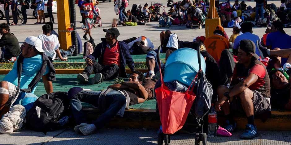 Migrantes descansan en una estación de servicio sobre la carretera rumbo a Chahuites, Oaxaca, previo a continuar su camino.