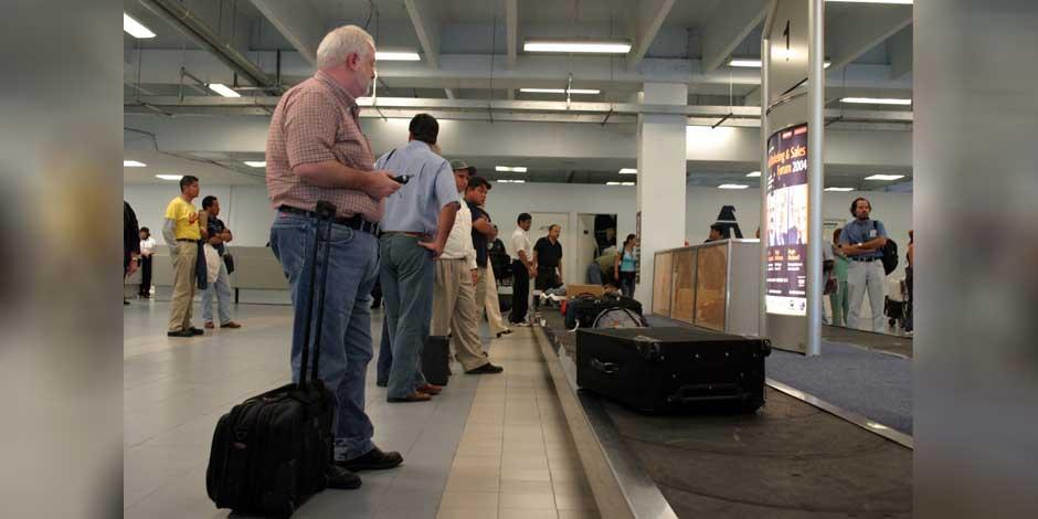 Pasajeros del Aeropuerto Internacional de la Ciudad de México en espera de su equipaje