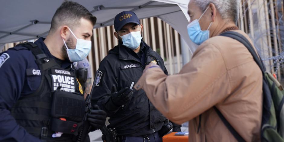 Autoridades fronterizas de EU verifican comprobantes de vacunación de visitantes extranjeros, ayer.