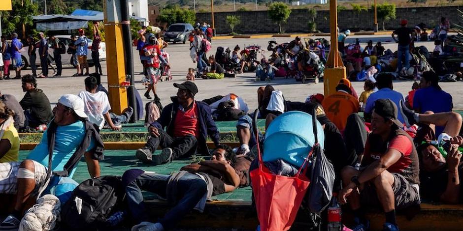 Indocumentados se detuvieron a descansar en Chahuites, Oaxaca, ayer.