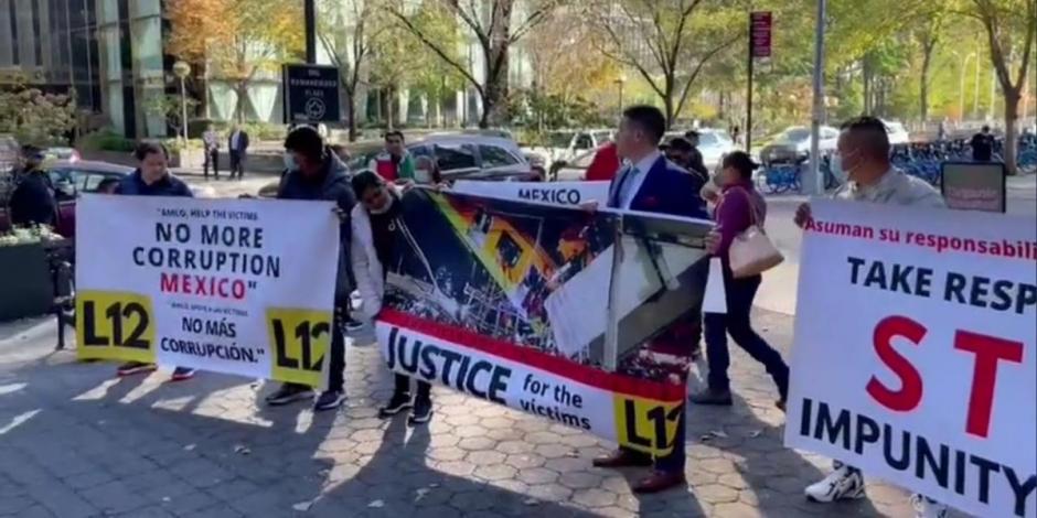 Familiares de victimas por desplome en Linea 12 protestan afuera de la Plaza de las Naciones Unidas en Nueva York.