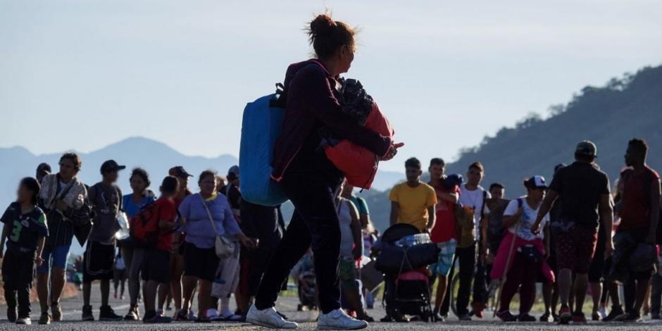 Integrantes de la caravana migrante avanzan con rumbo a la CDMX.