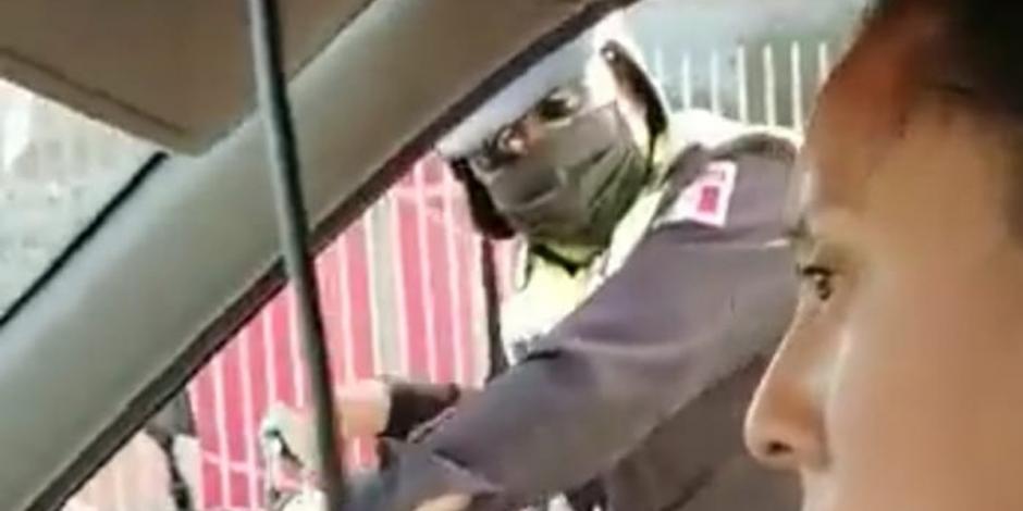 Un hombre publicó en redes sociales un vídeo donde se observa a un policía de Cuautitlán Izcalli, amenazarlo con groserías.