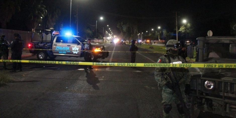 Autoridades resguardan la zona en donde se registró una balacera entre policías y presuntos sicarios en Celaya.