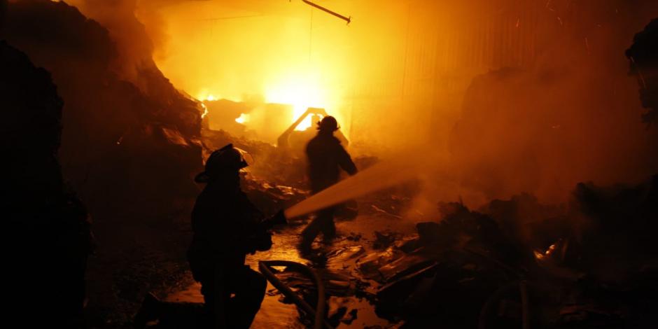 Una bodega ubicada en la colonia Juárez Pantitlán, en el municipio de Nezahualcóyotl, Estado de México, sufrió un incendio esta noche.
