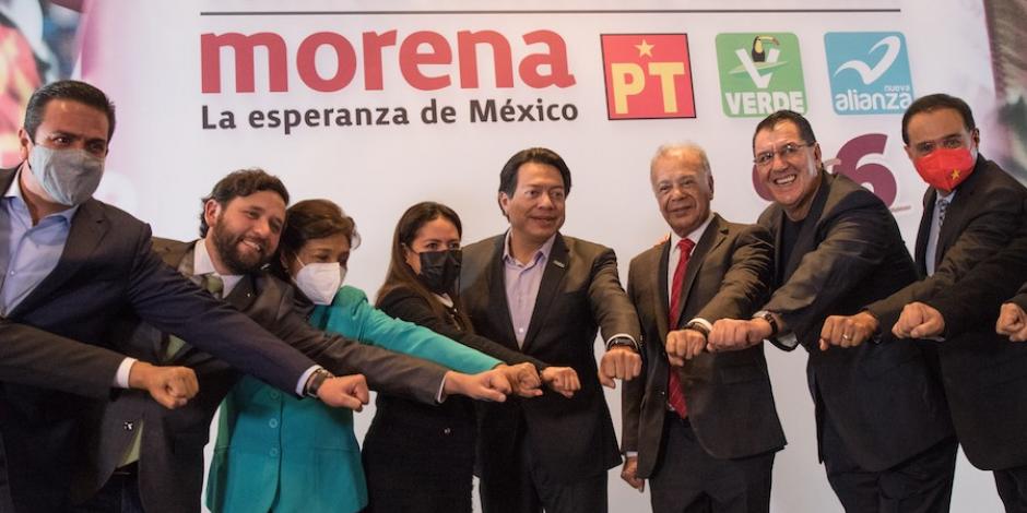 Los dirigentes del PVEM, Karen Castrejón (1); Morena, Mario Delgado (2), y Partido del Trabajo, Alberto Anaya (3), en un evento.
