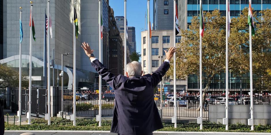 El Presidente López Obrador saluda a paisanos, ayer, afuera del edificio de la ONU, en Nueva York.