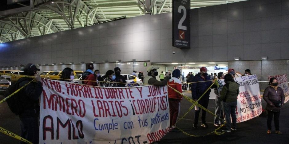 Extrabajadores del SAT bloquen la entrada a la Terminal 1 del AICM.
