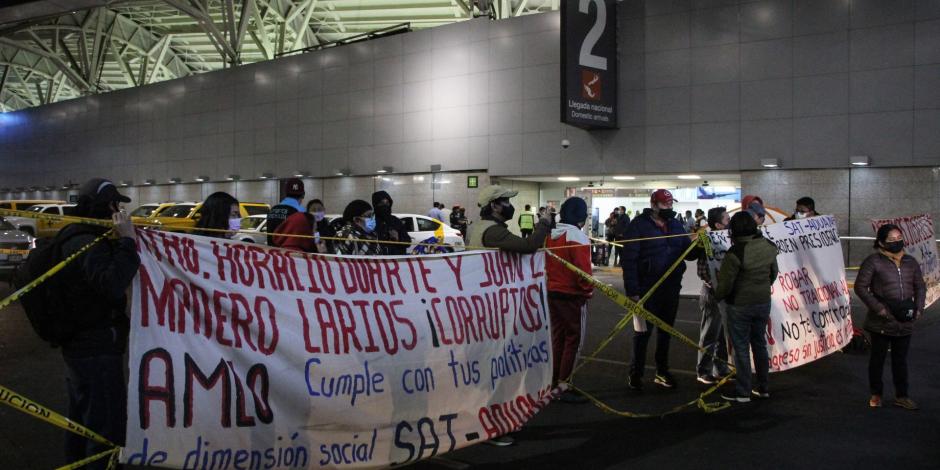 El bloqueo a las afueras de la Terminal 1 del Aeropuerto Internacional de la Ciudad de México, por parte personal despedido de Aduanas del SAT, ha generado afectaciones para usuarios y automovilistas durante 24 horas seguidas