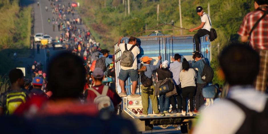 Caminando o colgados de un camión, migrantes continuaron, ayer, su recorrido por Oaxaca.