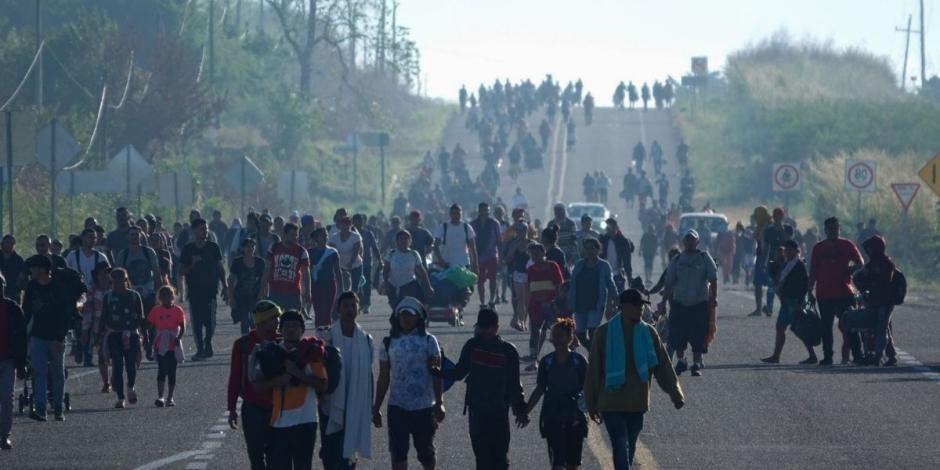 Integrantes de la caravana migrante avanzan hacia el norte del país.