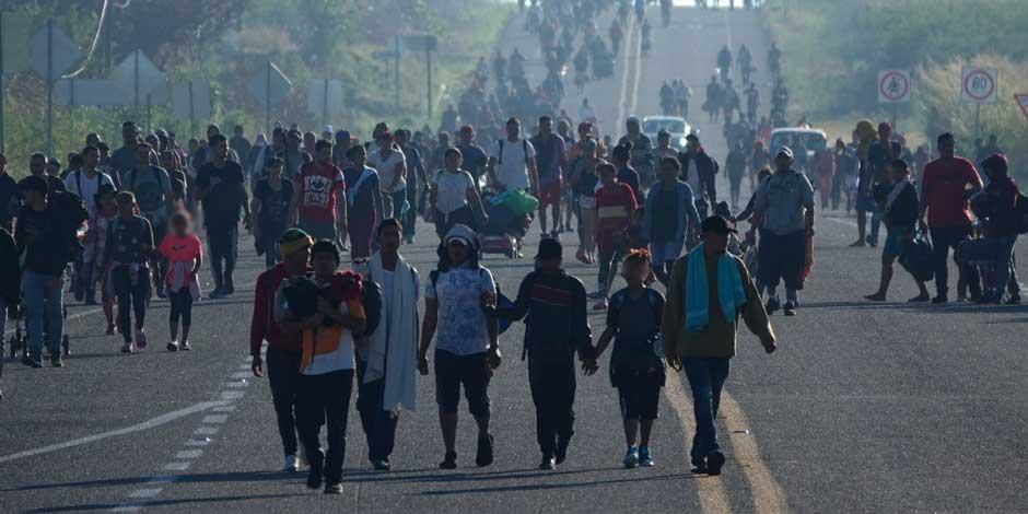 Integrantes de la Caravana Migrante caminan por la carretera rumbo al norte del país