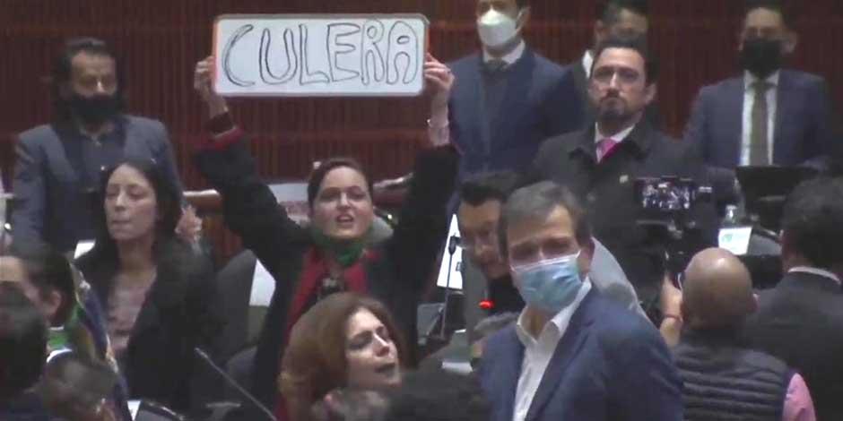 Diputada de Morena insulta a perredista; le escribe “culer…” en cartel