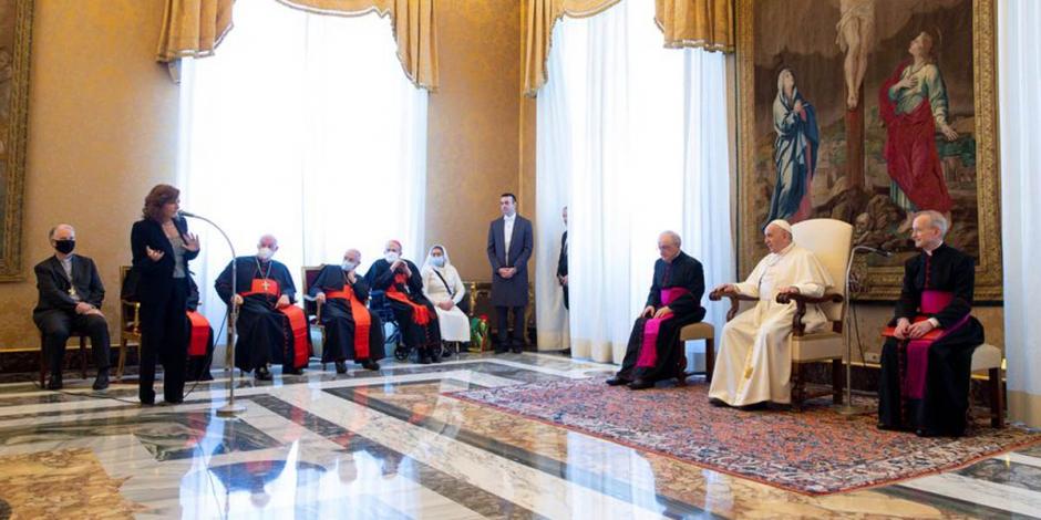 El papa Francisco asistió a una ceremonia para honrar a los corresponsales del Vaticano, Philip Pullella y Valentina Alazraki.
