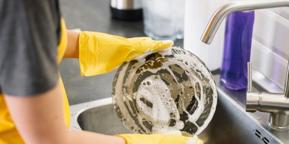 Mezclar jabón y cloro para lavar trastes no es buena idea y te decimos porqué