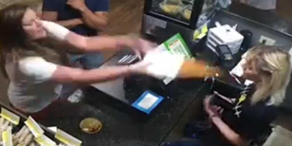 Mujer agrede a empleada de restaurante mexicano en Texas; le aventó sopa caliente en la cara