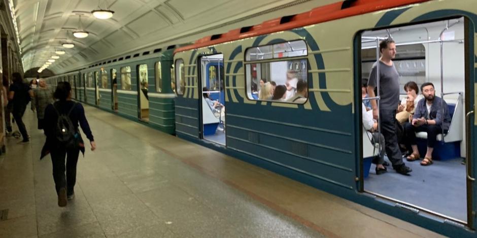 Hombre muere en el metro de Moscú por salvar a otro que quería morir