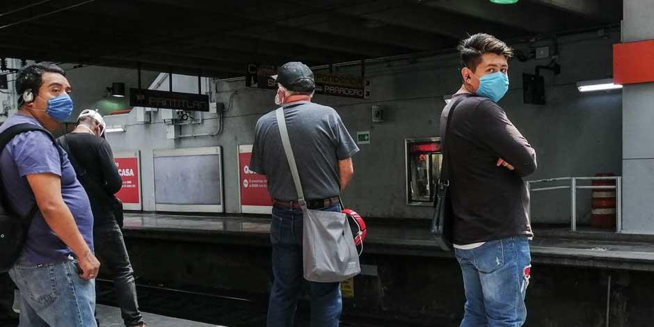 Usuarios del Metro utilizan cubrebocas para evitar contagios por COVID-19