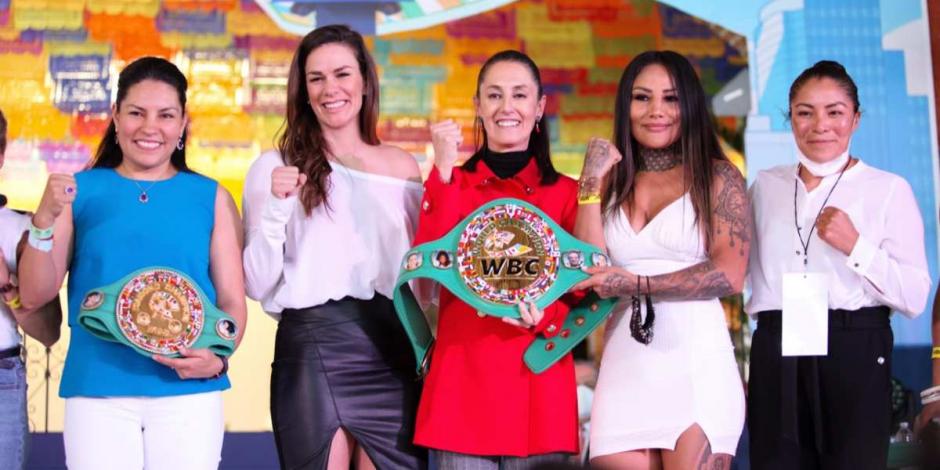 Claudia Sheinbaum recibió el cinturón verde y oro del Consejo Mundial de Boxeo de manos de las pugilistas Mariana “La Barby” Juárez y Ana María “La Guerrera” Torres