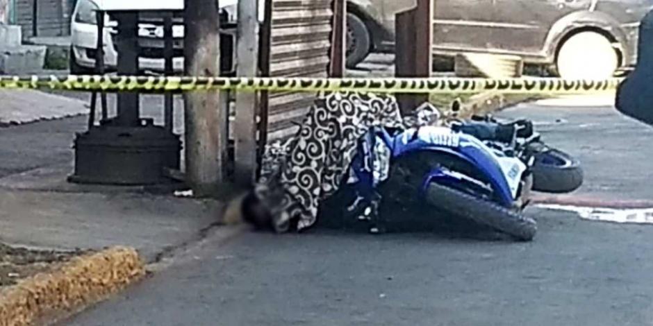 Un motociclista fue asesinado a balazos por desconocidos en la avenida Vicente Villada casi esquina con Cama de Piedra en Nezahualcóyotl. 
