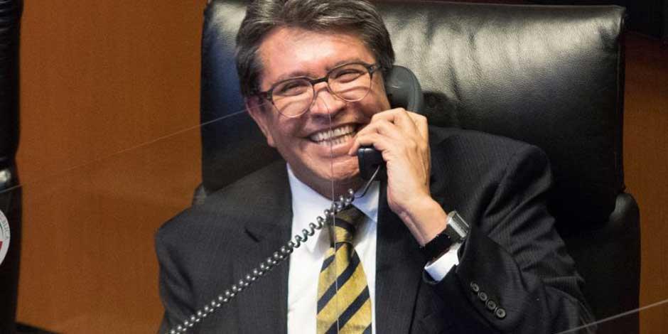Ricardo Monreal, coordinador de los senadores de Morena, sonríe durante una sesión de la Cámara alta