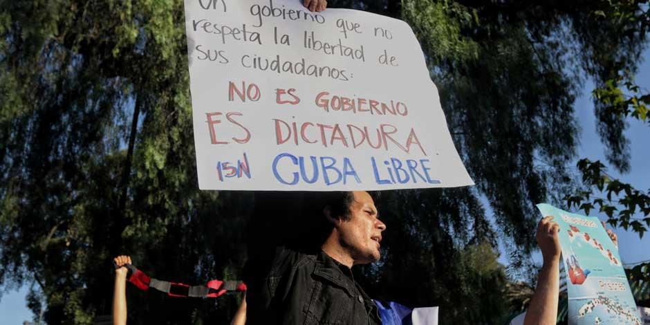 Algunas personas se congregaron afuera de la embajada de Cuba en México para manifestarse en contra de la represión en la isla.