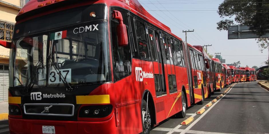 Un Metrobús de la Línea 3 y una camioneta chocaron este 15 de abril sobre avenida Balderas.