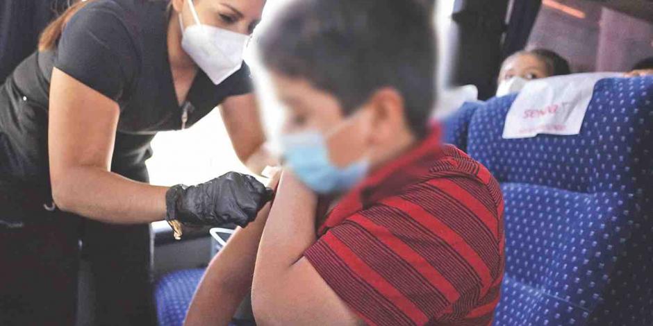 Un niño es vacunado contra Covid, ayer, como parte del plan impulsado por el Gobierno de Nuevo León.