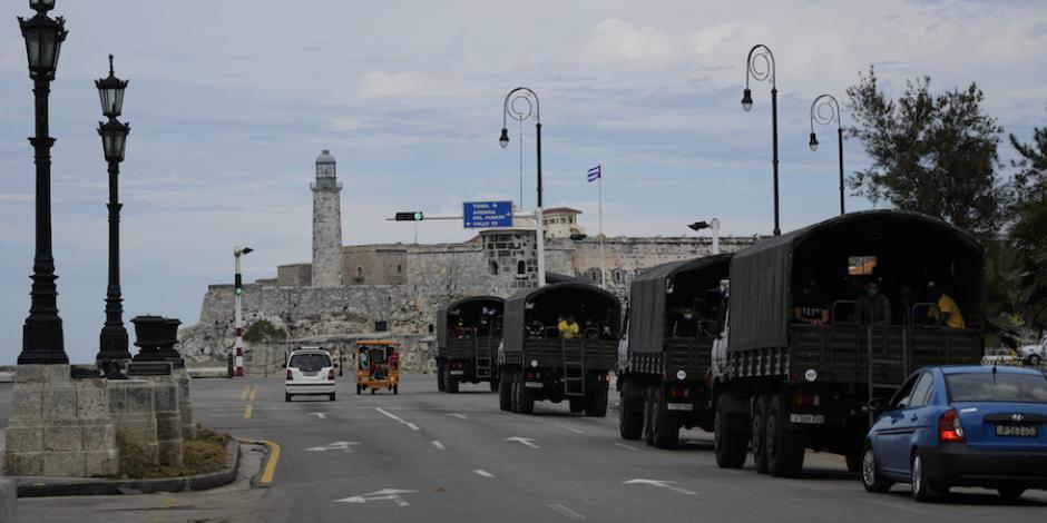 Militares patrullan el malecón en La Habana, Cuba, ayer.