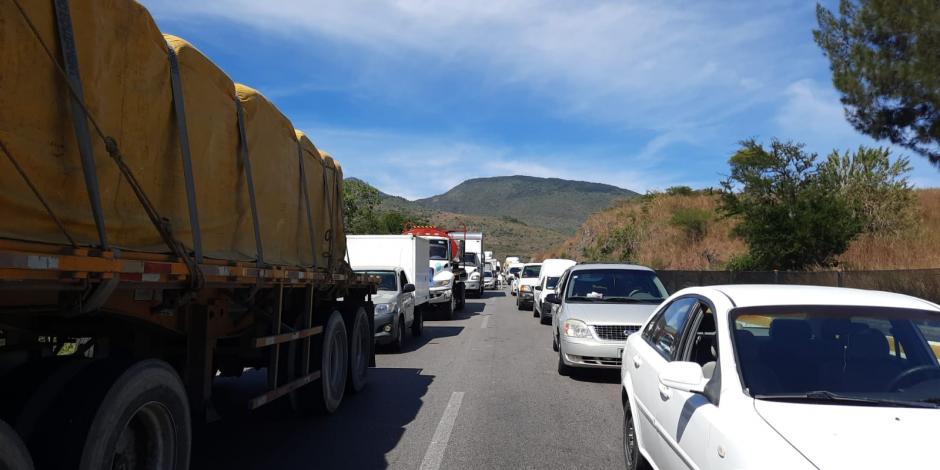 La protesta de los habitantes de Ayutla causa caos vial y afecta a decenas de automovilistas